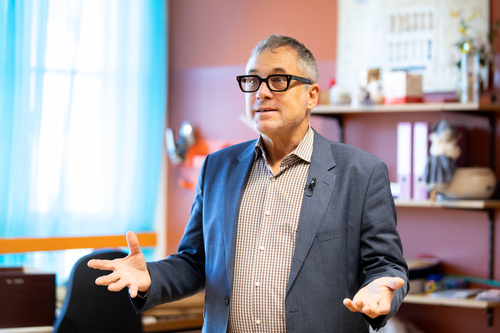 (c) fotodienst.at / Anna Rauchenberger – Wien, 15.02.2021 -  Die Volksschule Hainfeld in Niederösterreich ist Schauplatz einer dreiwöchigen Luftfilterstudie des Instituts für Innenraumanalytik mit Filterhersteller Dexwet. Im Bild: Dipl.Ing. Peter Tappler vom Institut für Raumanalytik.