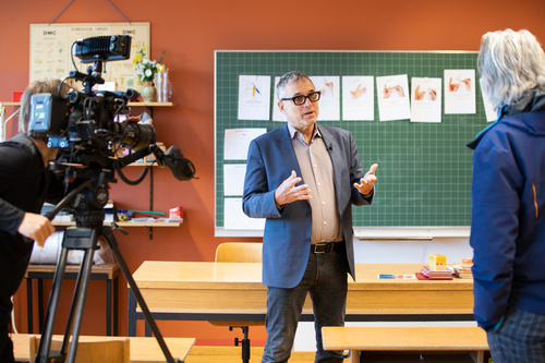 (c) fotodienst.at / Anna Rauchenberger – Wien, 15.02.2021 -  Die Volksschule Hainfeld in Niederösterreich ist Schauplatz einer dreiwöchigen Luftfilterstudie des Instituts für Innenraumanalytik mit Filterhersteller Dexwet. Im Bild: Dipl.Ing. Peter Tappler vom Institut für Raumanalytik.