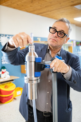 (c) fotodienst.at / Anna Rauchenberger – Wien, 15.02.2021 -  Die Volksschule Hainfeld in Niederösterreich ist Schauplatz einer dreiwöchigen Luftfilterstudie des Instituts für Innenraumanalytik mit Filterhersteller Dexwet. Im Bild: Dipl.Ing. Peter Tappler vom Institut für Raumanalytik.