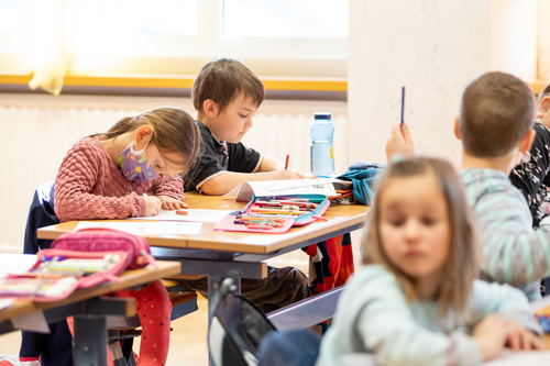 (c) fotodienst.at / Anna Rauchenberger – Wien, 15.02.2021 -  Die Volksschule Hainfeld in Niederösterreich ist Schauplatz einer dreiwöchigen Luftfilterstudie des Instituts für Innenraumanalytik mit Filterhersteller Dexwet. Im Bild: Schüler der VS-Klasse 1a.