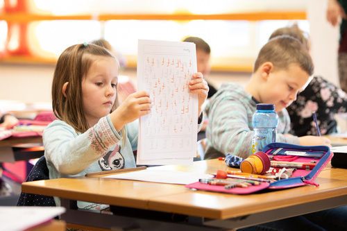 (c) fotodienst.at / Anna Rauchenberger – Wien, 15.02.2021 -  Die Volksschule Hainfeld in Niederösterreich ist Schauplatz einer dreiwöchigen Luftfilterstudie des Instituts für Innenraumanalytik mit Filterhersteller Dexwet. Im Bild: Schüler der VS-Klasse 1a.