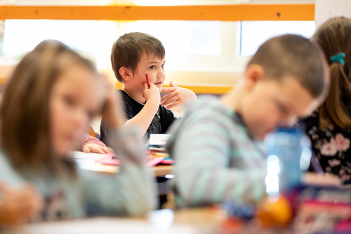 (c) fotodienst.at / Anna Rauchenberger – Wien, 15.02.2021 -  Die Volksschule Hainfeld in Niederösterreich ist Schauplatz einer dreiwöchigen Luftfilterstudie des Instituts für Innenraumanalytik mit Filterhersteller Dexwet. Im Bild: Schüler der VS-Klasse 1a.