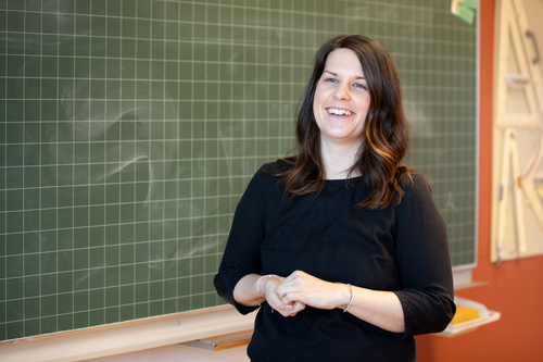 (c) fotodienst.at / Anna Rauchenberger – Wien, 15.02.2021 -  Die Volksschule Hainfeld in Niederösterreich ist Schauplatz einer dreiwöchigen Luftfilterstudie des Instituts für Innenraumanalytik mit Filterhersteller Dexwet. Im Bild: Volksschullehrerin Prof. Romina Wais.