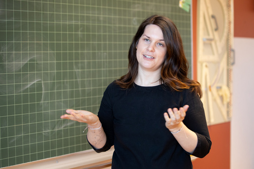 (c) fotodienst.at / Anna Rauchenberger – Wien, 15.02.2021 -  Die Volksschule Hainfeld in Niederösterreich ist Schauplatz einer dreiwöchigen Luftfilterstudie des Instituts für Innenraumanalytik mit Filterhersteller Dexwet. Im Bild: Volksschullehrerin Prof. Romina Wais.