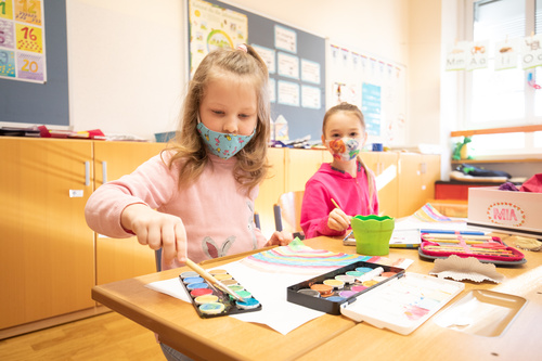 (c) fotodienst.at / Anna Rauchenberger – Wien, 15.02.2021 -  Die Volksschule Hainfeld in Niederösterreich ist Schauplatz einer dreiwöchigen Luftfilterstudie des Instituts für Innenraumanalytik mit Filterhersteller Dexwet. Im Bild: Schüler der VS-Klasse 1a.