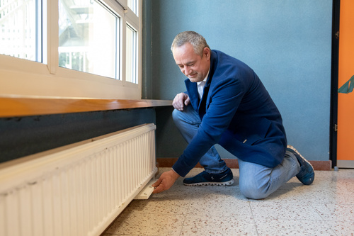 (c) fotodienst.at / Anna Rauchenberger – Wien, 15.02.2021 -  Die Volksschule Hainfeld in Niederösterreich ist Schauplatz einer dreiwöchigen Luftfilterstudie des Instituts für Innenraumanalytik mit Filterhersteller Dexwet. Im Bild: Dexwet Sales Direktor Jürgen Kettinger.