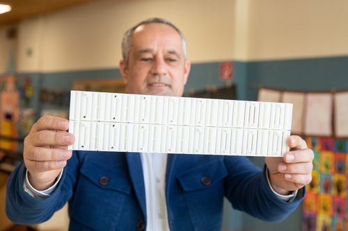 (c) fotodienst.at / Anna Rauchenberger – Wien, 15.02.2021 -  Die Volksschule Hainfeld in Niederösterreich ist Schauplatz einer dreiwöchigen Luftfilterstudie des Instituts für Innenraumanalytik mit Filterhersteller Dexwet. Im Bild: Dexwet Sales Direktor Jürgen Kettinger.