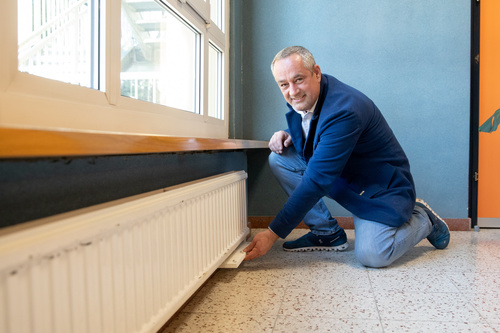 (c) fotodienst.at / Anna Rauchenberger – Wien, 15.02.2021 -  Die Volksschule Hainfeld in Niederösterreich ist Schauplatz einer dreiwöchigen Luftfilterstudie des Instituts für Innenraumanalytik mit Filterhersteller Dexwet. Im Bild: Dexwet Sales Direktor Jürgen Kettinger.