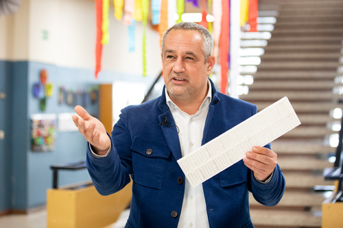 (c) fotodienst.at / Anna Rauchenberger – Wien, 15.02.2021 -  Die Volksschule Hainfeld in Niederösterreich ist Schauplatz einer dreiwöchigen Luftfilterstudie des Instituts für Innenraumanalytik mit Filterhersteller Dexwet. Im Bild: Dexwet Sales Direktor Jürgen Kettinger.