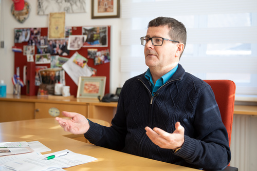 (c) fotodienst.at / Anna Rauchenberger – Wien, 15.02.2021 -  Die Volksschule Hainfeld in Niederösterreich ist Schauplatz einer dreiwöchigen Luftfilterstudie des Instituts für Innenraumanalytik mit Filterhersteller Dexwet. Im Bild: Hainfeld-Bürgermeister Albert Pitterle.