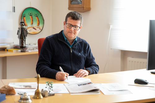 (c) fotodienst.at / Anna Rauchenberger – Wien, 15.02.2021 -  Die Volksschule Hainfeld in Niederösterreich ist Schauplatz einer dreiwöchigen Luftfilterstudie des Instituts für Innenraumanalytik mit Filterhersteller Dexwet. Im Bild: Hainfeld-Bürgermeister Albert Pitterle.