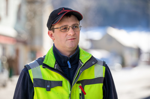 (c) fotodienst.at / Anna Rauchenberger – Wien, 15.02.2021 -  Die Volksschule Hainfeld in Niederösterreich ist Schauplatz einer dreiwöchigen Luftfilterstudie des Instituts für Innenraumanalytik mit Filterhersteller Dexwet. Im Bild: Gemeindearbeiter Christoph Leitner.