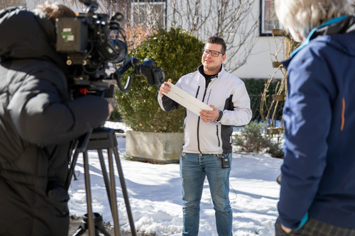 (c) fotodienst.at / Anna Rauchenberger – Wien, 15.02.2021 -  Die Volksschule Hainfeld in Niederösterreich ist Schauplatz einer dreiwöchigen Luftfilterstudie des Instituts für Innenraumanalytik mit Filterhersteller Dexwet. Im Bild: Dexwet Service Partner Michael Meier.