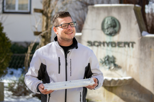 (c) fotodienst.at / Anna Rauchenberger – Wien, 15.02.2021 -  Die Volksschule Hainfeld in Niederösterreich ist Schauplatz einer dreiwöchigen Luftfilterstudie des Instituts für  Innenraumanalytik mit Filterhersteller Dexwet. Im Bild: Dexwet Service Partner Michael Meier.