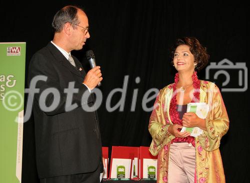 (C) Fotodienst/Anna Rauchenberger - 25.9.2007 - Wien - Heute wurde im Wiener Konzerthaus der Multimedia & Business Staatspreis verliehen. FOTO: Peter A. Bruck (Beauftragter des BMWA für Multimedia & e-Business), Carina Felzmann (GF cox orange, Moderation)