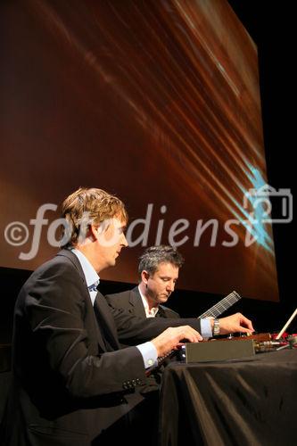 (C) Fotodienst/Anna Rauchenberger - 25.9.2007 - Wien - Heute wurde im Wiener Konzerthaus der Multimedia & Business Staatspreis verliehen. FOTO: Klaus Waldeck/Waldeck on the turntables, Helmut Jasbar, Gitarre. Visuals by VJ nipplefish AT.