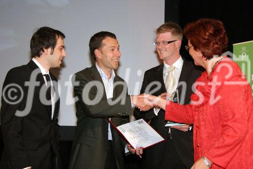 (C) Fotodienst/Anna Rauchenberger - 25.9.2007 - Wien - Heute wurde im Wiener Konzerthaus der Multimedia & Business Staatspreis verliehen. FOTO:  Preisträger der Kategorie e-Government und öffentliche Informationsdienste mit dem Projekt 'Website der Komminssion für Provenienzforschung, Raum:3 neuekommunikation' und Heidrun Silhavy (Staatssekretärin Bundeskanzleramt).