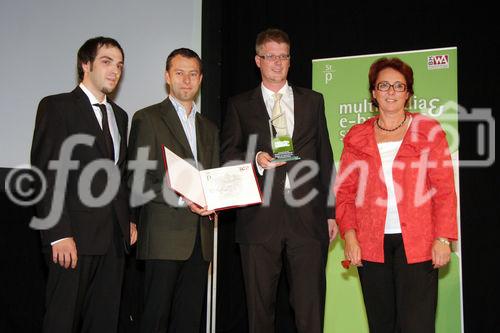 (C) Fotodienst/Anna Rauchenberger - 25.9.2007 - Wien - Heute wurde im Wiener Konzerthaus der Multimedia & Business Staatspreis verliehen. FOTO:  Preisträger der Kategorie e-Government und öffentliche Informationsdienste mit dem Projekt 'Website der Komminssion für Provenienzforschung, Raum:3 neuekommunikation' und Heidrun Silhavy (Staatssekretärin Bundeskanzleramt).