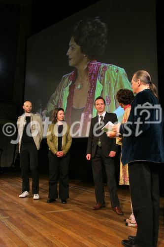 (C) Fotodienst/Anna Rauchenberger - 25.9.2007 - Wien - Heute wurde im Wiener Konzerthaus der Multimedia & Business Staatspreis verliehen. FOTO:  Preisträger der Kategorie Kultur, Unterhaltung und Spiele mit dem Projekt 'LEO - ein Hase aus Niederösterreich', Instant, Design GmbH, Carina Felzmann (GF cox orange, Moderation) und Rainer Grünwald (Chefredakteur e-Media).