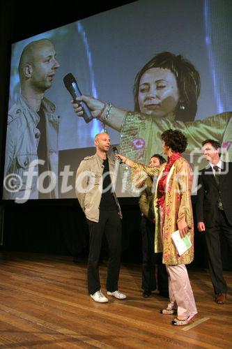 (C) Fotodienst/Anna Rauchenberger - 25.9.2007 - Wien - Heute wurde im Wiener Konzerthaus der Multimedia & Business Staatspreis verliehen. FOTO: Preisträger der Kategorie Kultur, Unterhaltung und Spiele mit dem Projekt 'LEO - ein Hase aus Niederösterreich', Instant, Design GmbH und Carina Felzmann (GF cox orange, Moderation)