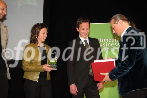 (C) Fotodienst/Anna Rauchenberger - 25.9.2007 - Wien - Heute wurde im Wiener Konzerthaus der Multimedia & Business Staatspreis verliehen. FOTO:  Preisträger der Kategorie Kultur, Unterhaltung und Spiele mit dem Projekt 'LEO - ein Hase aus Niederösterreich', Instant, Design GmbH und Rainer Grünwald (Chefredakteur e-Media).