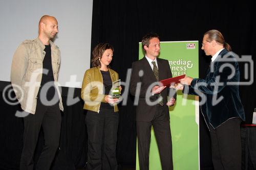 (C) Fotodienst/Anna Rauchenberger - 25.9.2007 - Wien - Heute wurde im Wiener Konzerthaus der Multimedia & Business Staatspreis verliehen. FOTO:  Preisträger der Kategorie Kultur, Unterhaltung und Spiele mit dem Projekt 'LEO - ein Hase aus Niederösterreich', Instant, Design GmbH und Rainer Grünwald (Chefredakteur e-Media).