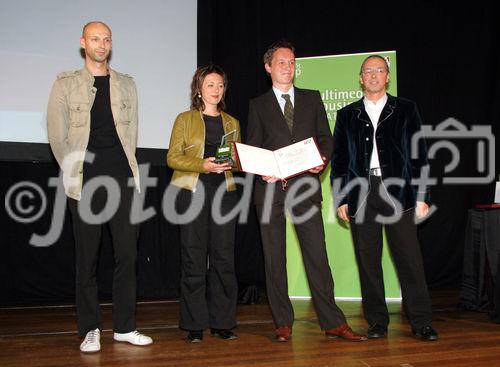 (C) Fotodienst/Anna Rauchenberger - 25.9.2007 - Wien - Heute wurde im Wiener Konzerthaus der Multimedia & Business Staatspreis verliehen. FOTO:  Preisträger der Kategorie e-Government und öffentliche Informationsdienste mit dem Projekt 'Website der Komminssion für Provenienzforschung, Raum:3 neuekommunikation' und Heidrun Silhavy (Staatssekretärin Bundeskanzleramt).