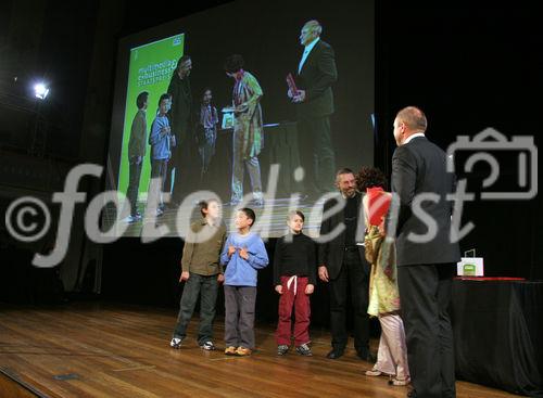 (C) Fotodienst/Anna Rauchenberger - 25.9.2007 - Wien - Heute wurde im Wiener Konzerthaus der Multimedia & Business Staatspreis verliehen. FOTO:  Preisträger des Förderpreises ist die VS Ortnergasse mit dem Projekt 'WeltABC', Carina Felzmann (GF cox orange, Moderation), Ing. Martin Bredl (Präsident des PR Verbandes).