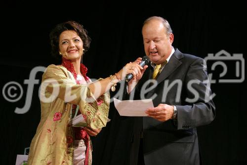 (C) Fotodienst/Anna Rauchenberger - 25.9.2007 - Wien - Heute wurde im Wiener Konzerthaus der Multimedia & Business Staatspreis verliehen. FOTO:  Carina Felzmann (GF cox orange, Moderation), Dr. Alfred Grinschgl (Geschäftsführer RTR-Rundfunk und Telekomregulierungsbehörde)