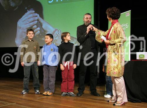 (C) Fotodienst/Anna Rauchenberger - 25.9.2007 - Wien - Heute wurde im Wiener Konzerthaus der Multimedia & Business Staatspreis verliehen. FOTO:  Preisträger des Förderpreises ist die VS Ortnergasse mit dem Projekt 'WeltABC', Carina Felzmann (GF cox orange, Moderation)