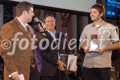 (C)fotodienst/Mag. Daniel Katzinger - Wien 25.11.2006 ICNM-EUROPRIX Top Talent Gala 2006 - Preisverleihung der einzelnen Kategorien, des Sonderpreises und des Gesamtsiegers.
Foto v.l.: Adam Montandon (Moderator), Curtis Wong (Chef der Microsoft Reseach Forschungsgruppe Next Media), Martin Hilpoltsteiner (Preis für 