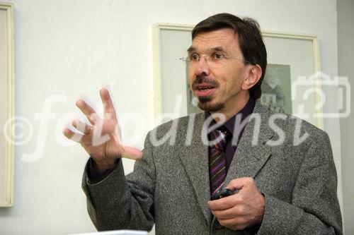 (C) Fotodienst/Anna Rauchenberger - 04.12.2007 - Wien - Pfizer veranstaltete Vorträge im Pathologisch Anatomischen Museum. FOTO: Prof. Dr. Christian Wöber (Oberarzt an der Univ.-Klinik für Neurologie, AKH Wien) referiert zum Thema 'Kopfschmerz oder Migräne?'