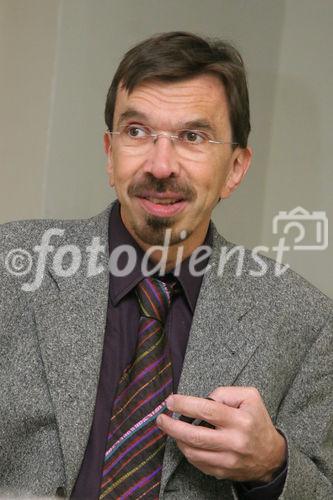 (C) Fotodienst/Anna Rauchenberger - 04.12.2007 - Wien - Pfizer veranstaltete Vorträge im Pathologisch Anatomischen Museum. FOTO: Prof. Dr. Christian Wöber (Oberarzt an der Univ.-Klinik für Neurologie, AKH Wien) referiert zum Thema 'Kopfschmerz oder Migräne?'