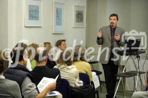 (C) Fotodienst/Anna Rauchenberger - 04.12.2007 - Wien - Pfizer veranstaltete Vorträge im Pathologisch Anatomischen Museum. FOTO: Prof. Dr. Christian Wöber (Oberarzt an der Univ.-Klinik für Neurologie, AKH Wien) referiert zum Thema 'Kopfschmerz oder Migräne?'