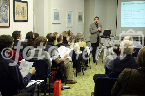 (C) Fotodienst/Anna Rauchenberger - 04.12.2007 - Wien - Pfizer veranstaltete Vorträge im Pathologisch Anatomischen Museum. FOTO: Prof. Dr. Christian Wöber (Oberarzt an der Univ.-Klinik für Neurologie, AKH Wien) referiert zum Thema 'Kopfschmerz oder Migräne?'