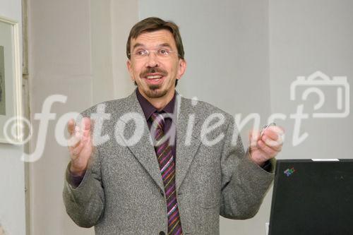 (C) Fotodienst/Anna Rauchenberger - 04.12.2007 - Wien - Pfizer veranstaltete Vorträge im Pathologisch Anatomischen Museum. FOTO: Prof. Dr. Christian Wöber (Oberarzt an der Univ.-Klinik für Neurologie, AKH Wien) referiert zum Thema 'Kopfschmerz oder Migräne?'