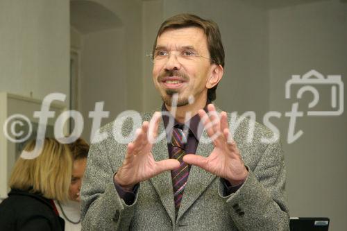 (C) Fotodienst/Anna Rauchenberger - 04.12.2007 - Wien - Pfizer veranstaltete Vorträge im Pathologisch Anatomischen Museum. FOTO: Prof. Dr. Christian Wöber (Oberarzt an der Univ.-Klinik für Neurologie, AKH Wien) referiert zum Thema 'Kopfschmerz oder Migräne?'