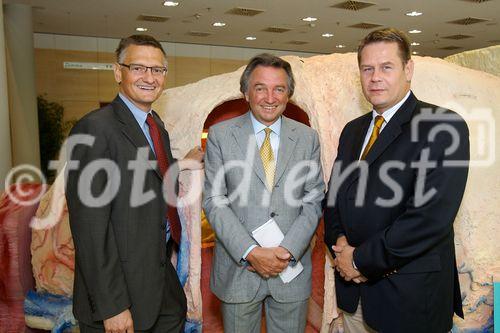 Urologen Kongress 2007, Salzburg Congress, 2007-06-14; Bild zeigt: Univ.Prof. Dr. Andreas Jungwirth, Prim.Univ.Prof. Dr. Walter Stackl, Dr. Michael Eisenmenger vor dem 3D-Modell einer Prostata; Copyright: fotodienst.at/Chris Hofer