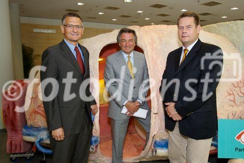 Urologen Kongress 2007, Salzburg Congress, 2007-06-14; Bild zeigt: Univ.Prof. Dr. Andreas Jungwirth, Prim.Univ.Prof. Dr. Walter Stackl, Dr. Michael Eisenmenger vor dem 3D-Modell einer Prostata; Copyright: fotodienst.at/Chris Hofer