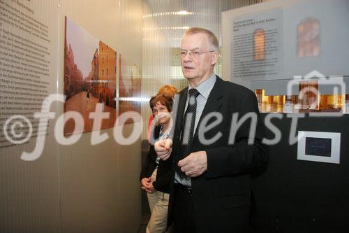 (C) fotodienst/Anna Rauchenberger - Wien 29.01.2007  - Wanderausstellung 'Lichtsätrke - 30 Forschungsprojekte zur Zukunft des Lichts' im Technischen Museum Wien. FOTO: DI Peter Hein (Kompetenzzentrum Licht GmbH) führt durch die Ausstellung.