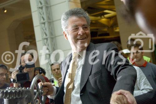 Bundespräsident Dr.Heinz Fischer ehrt die Mitwirkenden am originalgetreuen Nachbau des ältesten fahrbereiten Automobils der Welt. Foto:  Bundespräsident Dr.Heinz Fischer