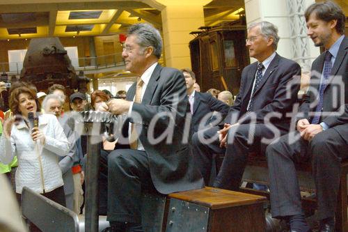 Bundespräsident Dr.Heinz Fischer ehrt die Mitwirkenden am originalgetreuen Nachbau des ältesten fahrbereiten Automobils der Welt. Foto v.l.: Dr. Gabriele Zuna-Kratky (Direktorin des Technischen Museum Wien), Bundespräsident Dr.Heinz Fischer, KR Dkfm.Werner Kraus (Präsident ÖAMTC), Dipl.-Ing. Karl Reischer (Direktor der Schule der Technik)                                                              