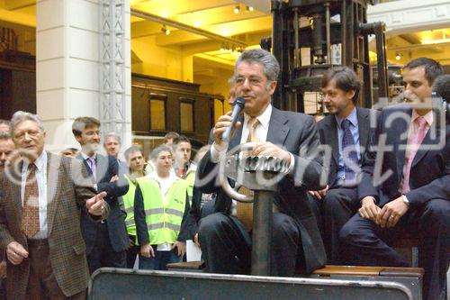 Bundespräsident Dr.Heinz Fischer ehrt die Mitwirkenden am originalgetreuen Nachbau des ältesten fahrbereiten Automobils der Welt. Foto: ganz li.: Ing:Franz List (Dir.a.D. Major d.R.),  Bundespräsident Dr.Heinz Fischer,(verdeckt) KR Dkfm.Werner Kraus (Präsident ÖAMTC), Dipl.-Ing. Karl Reischer (Direktor der Schule der Technik), Mgr. Radek Dudás (generaldirektor ADAST CZ)                                                              