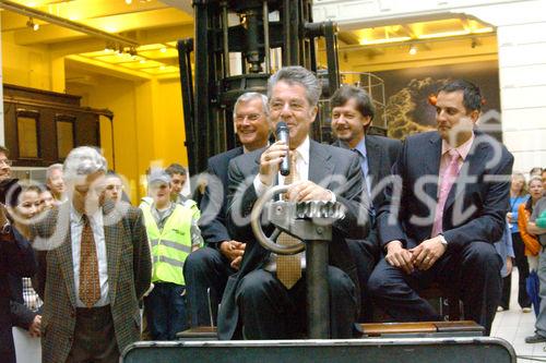 Bundespräsident Dr.Heinz Fischer ehrt die Mitwirkenden am originalgetreuen Nachbau des ältesten fahrbereiten Automobils der Welt. Foto: ganz li.: Ing:Franz List (Dir.a.D. Major d.R.),  Bundespräsident Dr.Heinz Fischer, KR Dkfm.Werner Kraus (Präsident ÖAMTC), Dipl.-Ing. Karl Reischer (Direktor der Schule der Technik), Mgr. Radek Dudás (Generaldirektor ADAST CZ)                                                                                             