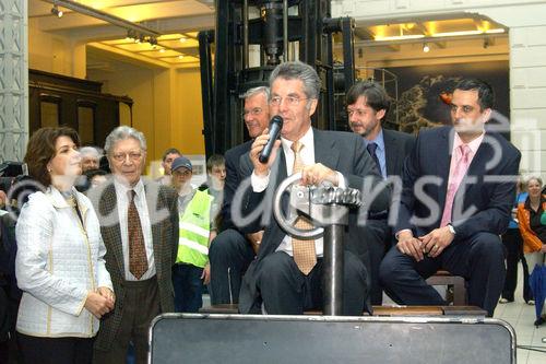 Bundespräsident Dr.Heinz Fischer ehrt die Mitwirkenden am originalgetreuen Nachbau des ältesten fahrbereiten Automobils der Welt. Foto: v.li.: Dr. Gabriele Zuna-Kratky (Direktorin des Technischen Museum Wien), Ing. Franz List (Dir.a.D. Major d.R.), KR Dkfm.Werner Kraus (Präsident ÖAMTC), Bundespräsident Dr.Heinz Fischer, Dipl.-Ing. Karl Reischer (Direktor der Schule der Technik), Mgr. Radek Dudás (generaldirektor ADAST CZ)                                                                                             