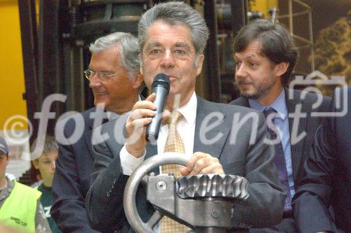 Bundespräsident Dr.Heinz Fischer ehrt die Mitwirkenden am originalgetreuen Nachbau des ältesten fahrbereiten Automobils der Welt. Foto: v.li.:  KR Dkfm.Werner Kraus (Präsident ÖAMTC), Bundespräsident Dr.Heinz Fischer, Dipl.-Ing. Karl Reischer (Direktor der Schule der Technik)