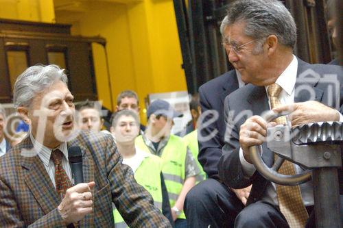 Bundespräsident Dr.Heinz Fischer ehrt die Mitwirkenden am originalgetreuen Nachbau des ältesten fahrbereiten Automobils der Welt. Foto: v.li.:  Ing. Franz List (Dir.a.D. Major d.R.), Bundespräsident Dr.Heinz Fischer                                                                           