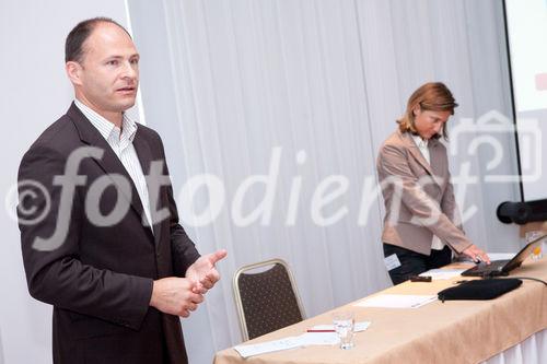 (C) fotodienst / Anna Rauchenberger - Wien, am 18.05.2010 – Beim heutigen Business-Frühstück zum Thema Datenqualität im Arcotel Kaiserwasser wurde das Vorgehensmodell von potenziellen Datenqualitäts-Initiativen auf Basis von Dienstleistungen von ‚Sphinx IT Consulting’ präsentiert  sowie Oracle DQ-Tools vorgestellt. FOTO v.l.: Erwin Bauer, Oracle Austria, DI Birgit Walk, Sphinx IT Consulting GmbH