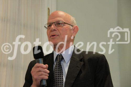 Pressekonferenz St. Anna Kinderkrebs Forschung startet EU Initiative im Kampf gegen Krebs bei Kindern. Hotel Bristol, 12.4.2011 (c) Julia Fuchs Am Bild:  Univ. Prof. Dr. Helmut Gadner (Institutsleiter der St. Anna Kinderkrebs Forschung)