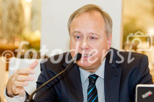  (c) fotodienst/Anna Rauchenberger - Wien, am 09.11.2011 – Der Trend zu natürlichen Heilmethoden und Behandlungsweisen ist gegenwärtig ungebrochen. Heute wurde im Restaurant Hansen die neue französische Marke 'Puressentiel' präsentiert. Puressentiel vertreibt ab Herbst auch in Österreich natürliche und anwendungsfertige Produkte aus ätherischen Ölen von höchster Qualität. FOTO Dr. Wolfgang Steflitsch, Präsident der Österreichischen Gesellschaft für wissenschaftliche Aromatherapie und Aromapflege und Facharzt für Lungenheilkunde: